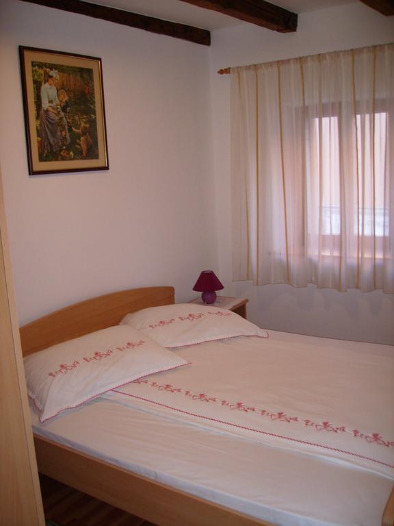 Apartment Nemarnik Roč Habitación foto