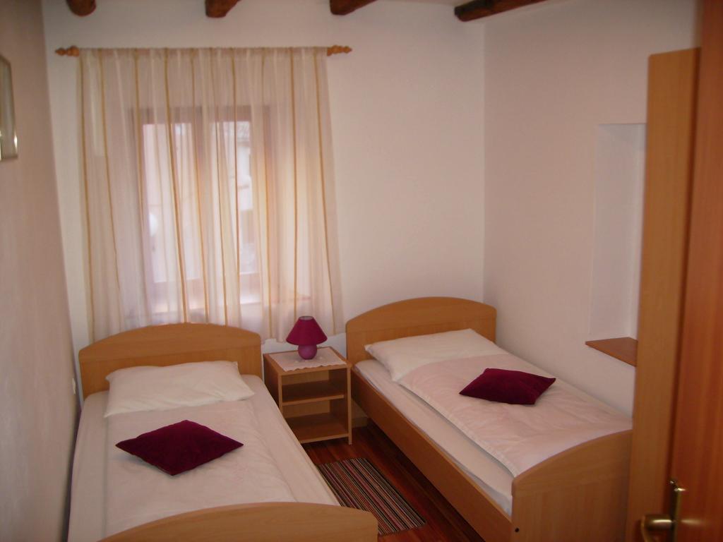 Apartment Nemarnik Roč Habitación foto